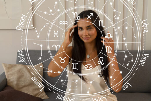 Portrait of young beautifull brunette woman with horoscope chart and astrology zodiac signs, relaxed female in morning before starting her new day. Future love predictions and numerology.
Гороскоп на неделю