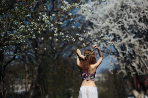 beautiful girl walks in the lush garden dressed in a wreath
конец весны