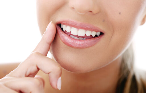 Closeup picture of a woman smiling
зубы