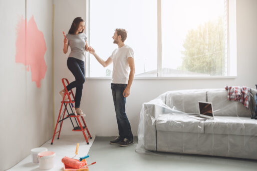 Young man and woman doing apartment repair together come down.
ремонт в квартире