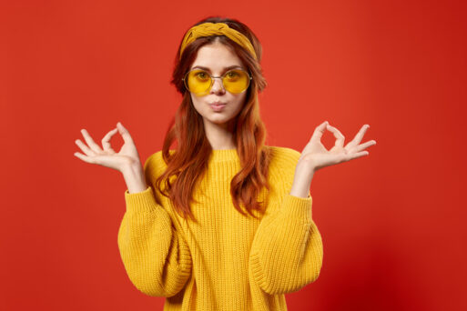 cheerful woman in yellow glasses with a bandage on her head moda Studio emotions. High quality photo
Приметы