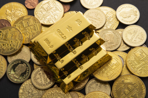 A closeup shot of a pile of shiny gold coins and bars
озолотить
золото