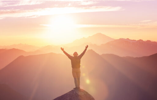 Man on the mountains cliff. Hiking scene.
Наслаждаться