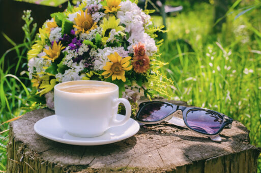 Rustic still life - a morning cup of coffee and a bouquet of wildflowers on an old big stump on a sunny summer day
хороший день