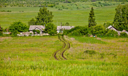 A small village among green meadows in Mordovia, Russia
снятие порчи по-деревенски